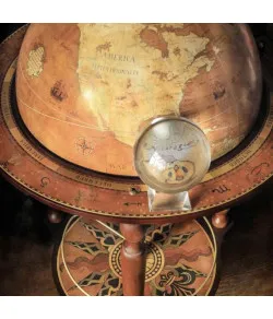 Da Vinci uz grīdas stāvošs globuss dzērienu skapis Zoffoli uz riteņiem Rūsa